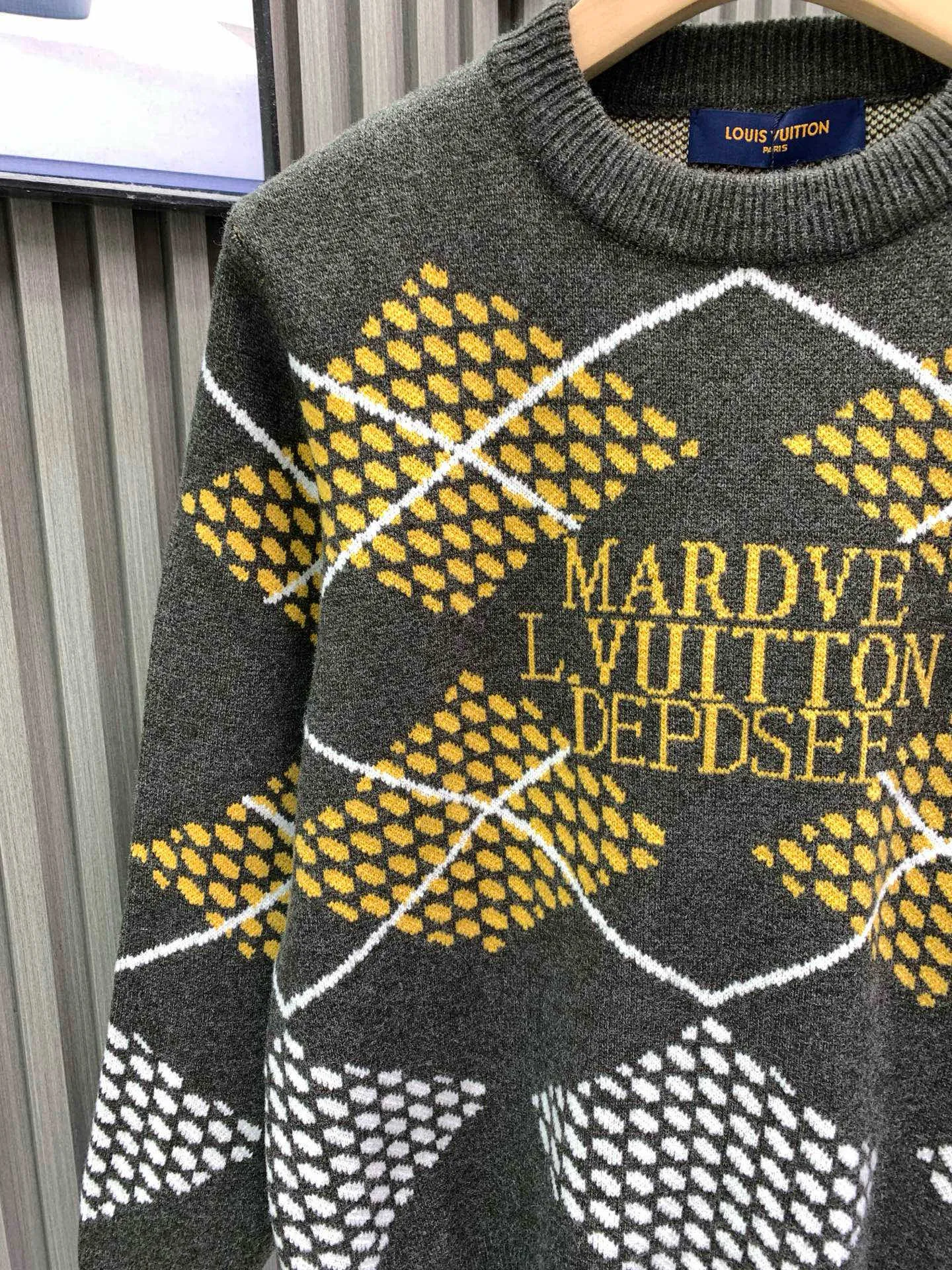 🅿️400 🀄️ Louis Vuitton 💥𝗟𝗩 | 𝟮5𝘀𝘀New ing This graphic jumper stands out with the collection’s Damier Argyle pattern Made from heavy yellow-gray knitted jacquard Fabric with a chic texture This heritage-inspired design reinterprets the iconic House Damier in a retro plaid pattern Marque on the chest 1.V*itton De💰*sée pattern This vibrant piece adds a bold accent to everyday looks Regular fit All-over Damier Argyle Jacquard Marque 1.Vu*tt*n De💰osée Center front Ribbed collar Cuffs and hem Unisex